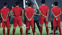 Pertandingan ini akan menentukan apakah Indonesia mampu melaju ke fase berikutnya atau harus mengakhiri langkah lebih cepat. Tampak dalam foto, pelatih Timnas Indonesia U-17, Kurniawan Dwi Yulianto (tengah), saat memimpin sesi latihan terakhir jelang laga melawan Vietnam pada laga terakhir Grup A Piala AFF U-17 2026 di Stadion Gelora 10 November, Surabaya, Jawa Timur, Sabtu (18/4/2026). (Bola.com/M Iqbal Ichsan)