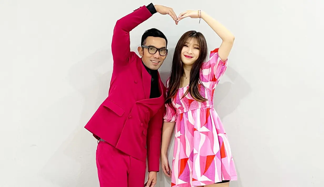 <p>Bonus foto Indra Herlambang dan Yuri yang merupakan penerjemah dalam acara ini. "Thank you @yuriiaw for having my back on stage and for the cool dance off stage!" kata Indra. (Foto: Instagram/ indraherlambang)</p>