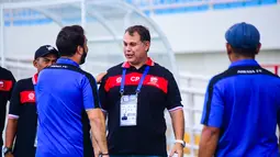 Selain itu, ada reuni antar Brasil di laga ini. Seperti pelatih kedua tim yang berasal dari negara sama. Yakni Carlos Parreira dari Madura United dan asisten pelatih Arema, Andre Caldas. (Bola.com/Iwan Setiawan)