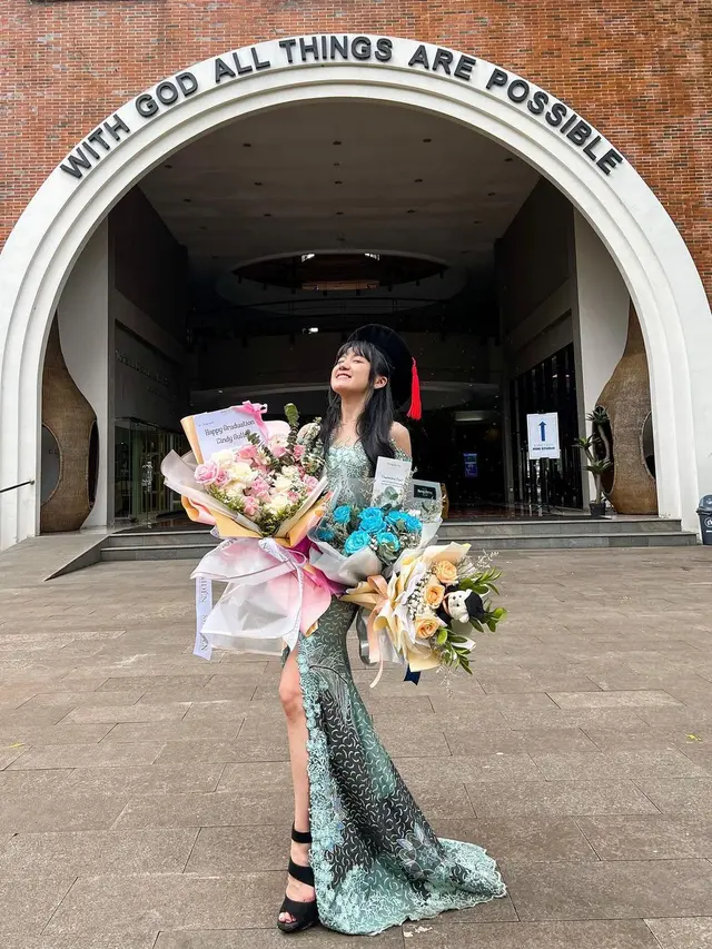7 Potret Wisuda Cindy Gulla Raih Gelar Magister Hukum, Tampil Memesona