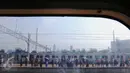 Penumpang tengah menunggu untuk menaiki Kereta Commuter Line di Manggarai, Jakarta, Rabu (9/8). Akibat pemberlakuan sistem pelat nomor ganjil-genap kendaraan yang dilakukan oleh pomprov DKI Jakarta, penumpang KRL meningkat. (Liputan6.com/Angga Yuniar)