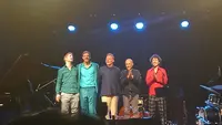 Pada Selasa, 1 Agustus 2023, pukul 19.30, di Erasmus Huis, Jakarta, telah berlangsung konser Henk Kraaijeveld, penyanyi dan penulis lagu jazz ternama asal Belanda. (Liputan6.com/Erina Putri)