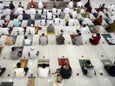 Pegawai pemerintahan Wali Kota Tangerang Selatan melaksanakan salat Idul Adha 1441 H di Masjid Al I'tishom, Kompleks Wali Kota Tangerang Selatan, Jumat (31/7/2020). Salat menerapkan physical distancing atau jaga jarak untuk mengantisipasi penularan COVID-19. (merdeka.com/Dwi Narwoko)