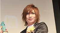 sosok yang mendapat piala JASRAC Awards adalah Sho Kiryuin, vokalis sekaligus komposer grup rock Golden Bomber.