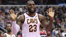 Ekspresi pemain Cleveland Cavaliers, LeBron James (23) melakukan protes kepada wasit saat melawan Wizards pada laga NBA basketball game di Capital One Arena, Washington, (17/12/2017). Cleveland menang 106-99. (AP/Nick Wass)