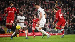 Pesta gol Liverpool dicetak Dominik Szoboszlai, Curtis Jones, Cody Gakpo, dan Mohamed Salah. Sedangkan, satu gol West Ham dilesakkan Jarrod Bowen. (Oli SCARFF/AFP)