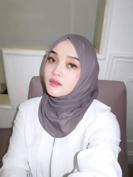 Putri Delina pilih selesaikan tampilan cantiknya dengan lip stain bernuansa nude coral [@putridelinaa]