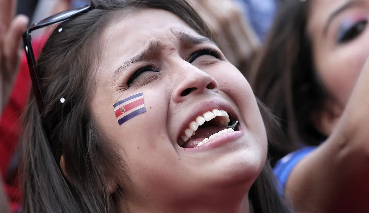 Ekspresi kesedihan fans Kosta Rika usai timnya dikalahkan Belanda, Brasil, Sabtu (5/7/14). (REUTERS/Juan Carlos Ulate)