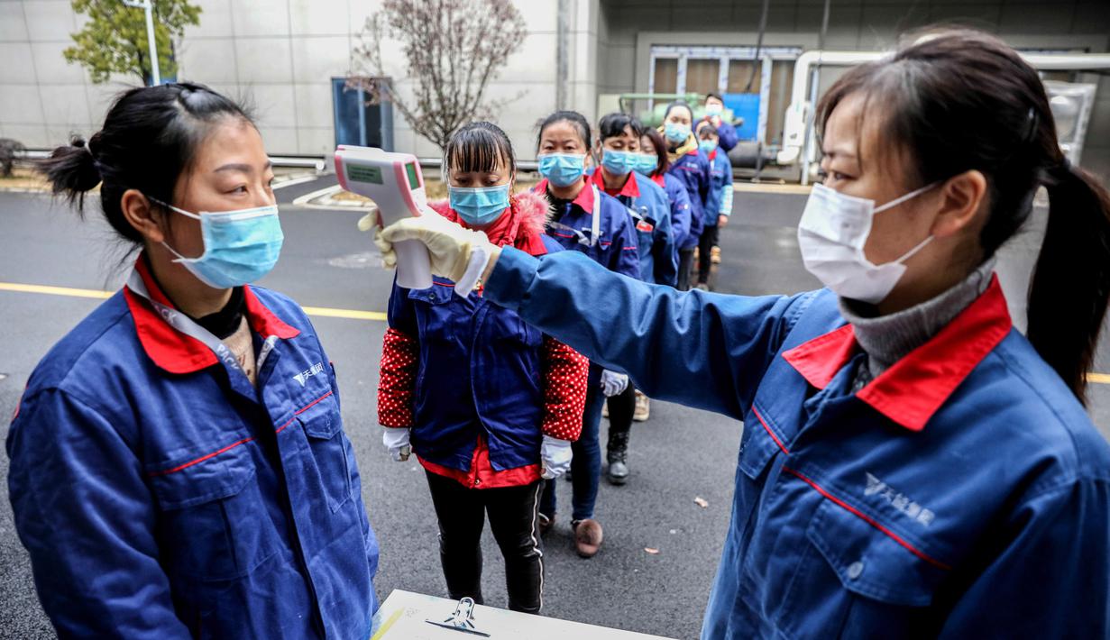 Karyawan diukur suhu badannya di sebuah perusahaan di Changxing, Huzhou, Provinsi Zhejiang, China, Rabu (12/2/2020). Di bawah arahan dan dukungan otoritas setempat, banyak perusahaan di Zhejiang kembali beroperasi setelah melakukan pencegahan dan pengendalian wabah virus corona. (Xinhua/Xu Yu)