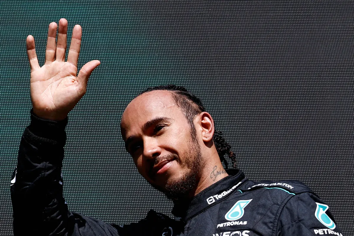 Lewis Hamilton Berpotensi Bantu KTM Keluar dari Masalah Keuangan Agar Bisa Tampil di MotoGP 2025