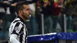 Penyerang Juventus, Carlos Tevez mengisap dot usai mencetak gol saat laga melawan Borussia Dortmund di 16 besar Liga Champions (leg 1) di Stadion Juventus, Turin, Italia, (24/2/2015). (AFP PHOTO/GIUSEPPE CACACE)