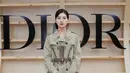 <p>Suzy terlihat menawan mengenakan trench coat oh-so-Parisian warna krem dari koleksi Autumn Winter 2022-2023. Pemeran drama Korea ‘Start Up’ itu melengkapi tampilannya dengan Tas Dior Vibe Hobe. (Instagram/Dior).</p>