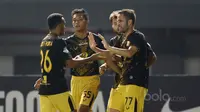 Para pemain Barito Putra merayakan gol Matias Cordoba (kanan) saat melawan Bhayangkara FC pada Liga 1 2017 di Stadion Patriot, Bekasi, Selasa (4/7/2017). Barito menang 1-0. (Bola.com/Nicklas Hanoatubun)