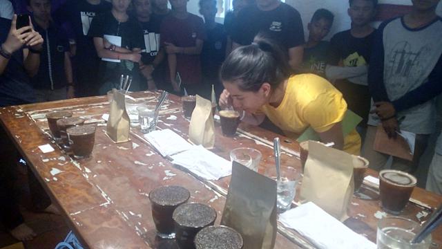 Marjor, penguji kopi dari Perusahaan Kopi Belko, Perancis tengah melakukan demo kualitas kopi di depan belasan calon barista, di kopi Sunda Hejo, Garut