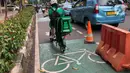 Jalur khusus sepeda di kawasan Blok M, Jakarta, Selasa (24/11/2020). Gubernur DKI Anies Baswedan memperkirakan pembangunan jalur sepeda sepanjang 500 km di Ibu Kota bakal tertunda karena anggaran masih difokuskan untuk penanggulangan Covid-19 dan banjir. (Liputan6.com/Immanuel Antonius)