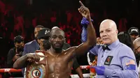 Terence Crawford (kiri) berpose usai mengalahkan Shawn Porter pada pertandingan tinju perebutan gelar juara dunia kelas welter WBO di Las Vegas, Amerika Serikat, 20 November 2021. Terence Crawford menang TKO pada ronde 10. (AP Photo/Chase Stevens)