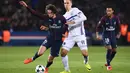Gelandang PSG, Adrien Rabiot, berusaha melewati striker Anderlecht, Lukasz Teodorczyk, pada laga Liga Champions di Stadion Parc des Princes, Paris, Selasa (31/10/2017). PSG menang 5-0 atas Anderlecht. (AFP/Franck Fife)