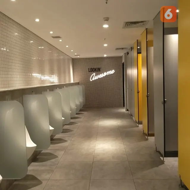 Kamar mandi laki-laki  di CGV, Grand Indonesia. (dok. Liputan6.com/Adhita Diansyavira)
