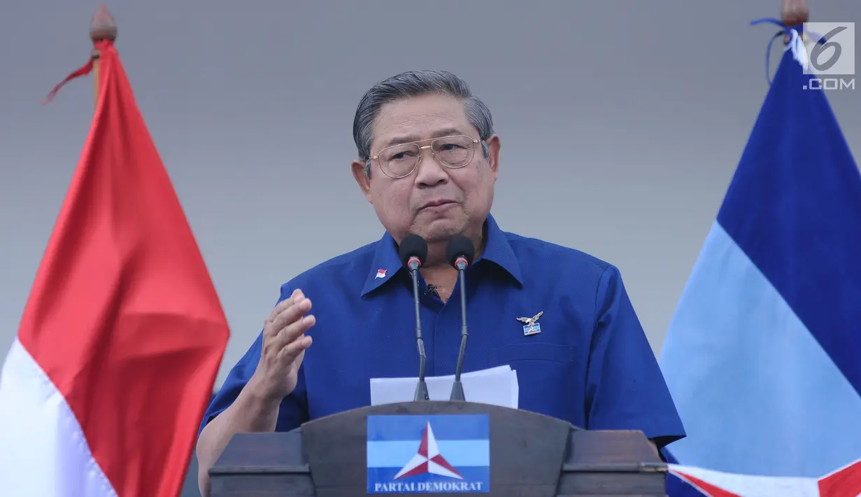 Ketua Umum Partai Demokrat, Susilo Bambang Yudhoyono menyampaikan pidato politik 2018 di Cibinong, Kab Bogor, Jumat (5/1). SBY mengatakan 2018 adalah tahun penting karena Pilkada Serentak dan awal kegiatan Pemilu 2019. (Liputan6.com/Helmi Fithriansyah)