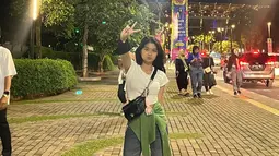 Afiqah yang saat ini berusia 16 tahun memang gaya outfitnya simpel tapi menawan. Perempuan yang turut bintangi sinetron berjudul Cerita Putih Abu-Abu ini memang sangat aktif di kesehariannya. Tak ayal berbagai kegiatan pun dilakukannya untuk mengisi waktu luang. (Liputan6.com/IG/amaninaafiqah)