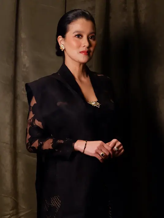 Dalam momen spesial yang mengusung semangat pelestarian budaya ini, Marcella tampil anggun mengenakan kebaya hitam dengan aksen motif transparan yang memberikan sentuhan modern sekaligus misterius. [@marcella.zalianty].