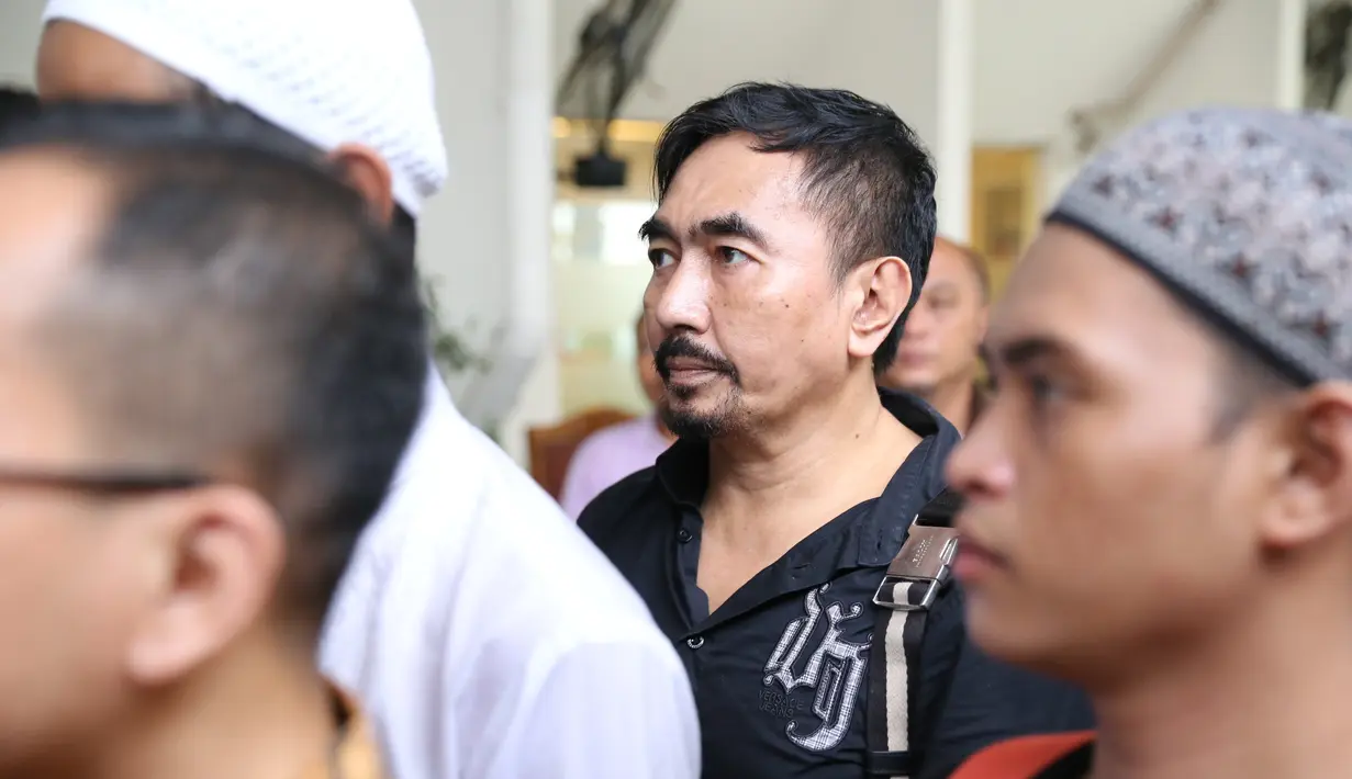 Menurut Ketua Majelis Hakim Irwan, guru spiritual beberapa artis itu terbukti bersalah membujuk dan melakukan persetubuhan dengan anak dibawah umur. (Adrian Putra/Bintang.com)