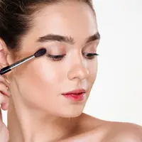 Cara tampil fresh dan natural tanpa eyeshadow dengan teknik makeup sederhana yang mudah diterapkan sehari-hari. (Foto: drobotdean/Freepik)