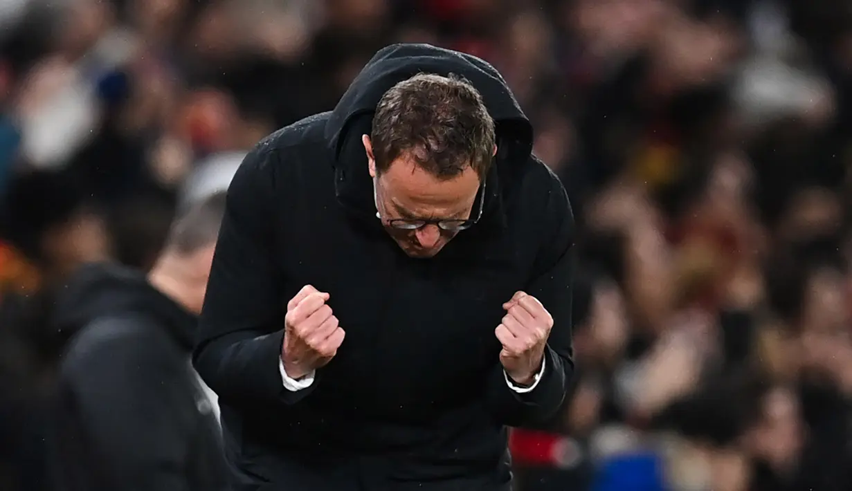 Kemenangan tersebut terasa berharga bagi skuat asuhan Ralf Rangnick untuk mengejar posisi keempat klasemen Liga Inggris. Saat ini, MU bertengger di posisi kelima dengan raihan 40 poin dalam 24 laga atau terpaut satu angka dari West Ham United yang sudah menyelesaikan 25 penampilan. (AFP/Paul Ellis)