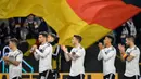 Para pemain Jerman memberikan aplaus kepada suporter usai pertandingan melawan Serbia pada laga persahabatan di Stadion Volkswagen, Rabu, (20/3). Jerman ditahan imbang 1-1 oleh Serbia. (AFP/John Macdugall)