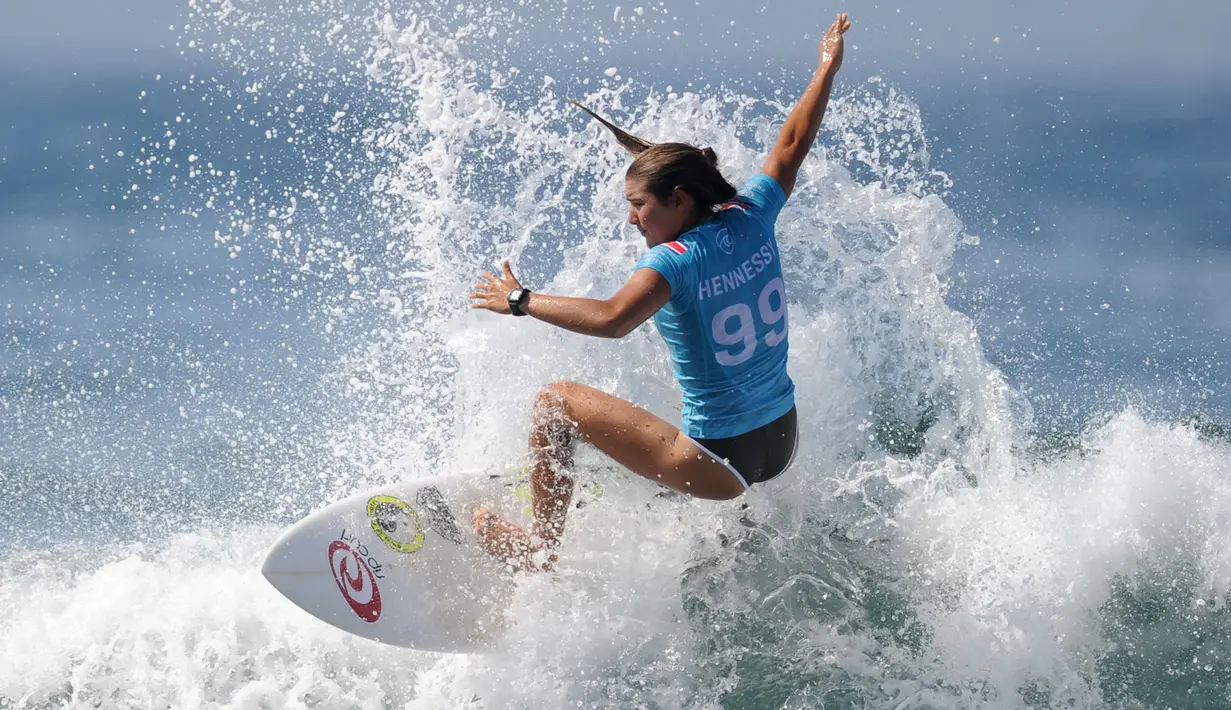 Peselancar Kosta Rika, Brisa Hennessy melakukan aksinya sehari sebelum dimulainya kejuaraan dunia surfing dari Liga Selancar Dunia (World Surf League) di Pantai Keramas Kabupaten Gianyar, Bali, Minggu (12/5/2019). Ajang itu akan diselenggarakan mulai 13-25 Mei 2019. (SONNY TUMBELAKA/AFP)