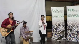 Penampilan band akustik menjadi pembuka acara nonton bareng yang diadakan bersama BigReds Bekasi. (Bola.com/Vitalis Yogi Trisna) 