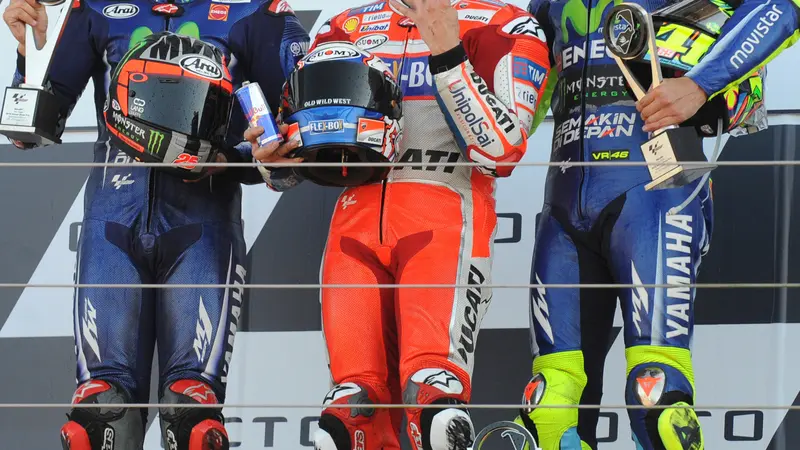 Valentino Rossi (kanan) menempati peringkat tiga MotoGP Inggris 2017 di Sirkuit Silverstone, Minggu (27/8/2017). Dia berada di belakang Andrea Dovizioso dan Maverick Vinales. (AP Photo/Rui Vieira)