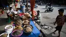 Pedangan menjual dagangannya di sebuah pasar tradisional usai gempa dan tsunami melanda Palu, Sulawesi Tengah, Kamis (4/10). Sejumlah toko mulai buka dan penjual mulai berdagang kembali. (Permata SAMAD/AFP)