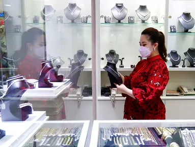 Pramuniaga merapikan perhiasan di sela-sela pembukaan New Jewellery Center di Gajah Mada Plaza, Jakarta, Senin (18/04/2022). New Jewellery Center yang menempati lantai 1 dan mengahdirkan 16 tenant dipersiapkan dengan konsep mewah dan elegan yang didominasi warna gold. (Liputan6.com/Fery Pradolo)