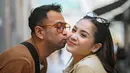 Potret bahagia Nagita saat pria yang menikahinya pada 17 Oktober 2014 itu menciumnya. Kebahagiaan begitu terpancar dari orang tua Cipung ini. [Instagram/raffinagita1717]