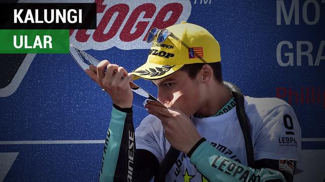 Berita video pebalap asal Spanyol, Joan Mir, mengalungi mainan ular setelah juara dunia Moto3 2017 di Sirkuit Phillip Island, Australia, Minggu (22/10/2017).