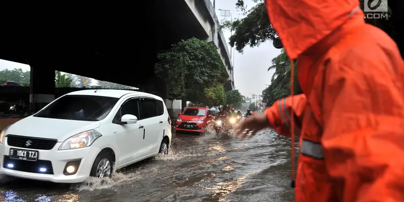 Banjir Genangi Jalan DI Panjaitan