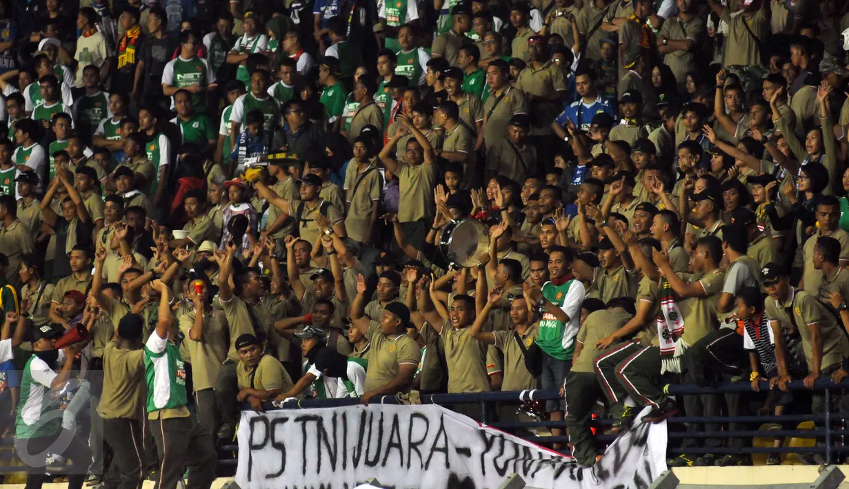 Ribuan suporter PS TNI memadati tribun saat menyaksikan laga antara PS TNI melawan Sriwijaya FC di Turnamen Piala Bhayangkara, Stadion Si Jalak Harupat, Bandung, Minggu (20/3/2016). PS TNI kalah 1-2 dari Sriwijaya FC. (Liputan6.com/Helmi Fithriansyah)