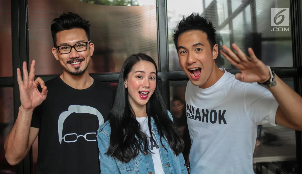 Pemain 'A Man Called Ahok', Denny Sumargo, Jill Gladys, Daniel Mananta berpose bersama  saat promo film terbarunya di Gedung KLY Gondangdia, Jakarta, Selasa (30/10). Film 'A Man Called Ahok' disutradarai oleh Putrama Tuta. (Liputan6.com/Faizal Fanani)