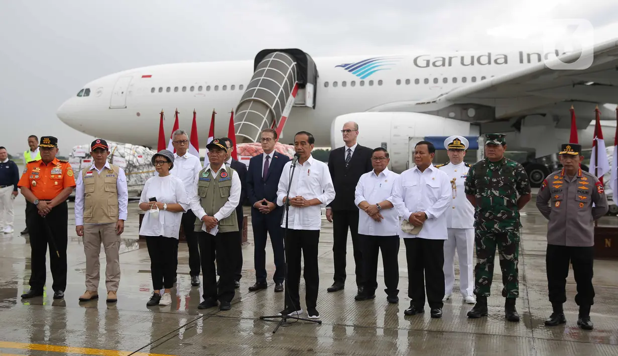 Presiden Joko Widodo memberikan keterangan saat melepas bantuan tahap tiga untuk penanganan gempa di Turki dan Suriah di di Base Ops Lanud Halim Perdana Kusuma, Jakarta, Selasa (21/2/2023). Empat pesawat dikerahkan langsung ke Turki-Suriah yang mengangkut 140 ton bahan makanan dan keperluan medis. (Liputan6.com/Faizal Fanani)