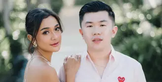 Saat di Bali Andi Annisa tak sendiri, ia pun mengunggah potret dirinya bersama dengan seorang pria. Andi pun tampil dengan riasan makeup flawless dengan mengenakan lipstik ombre pink. (@andiannsyah)