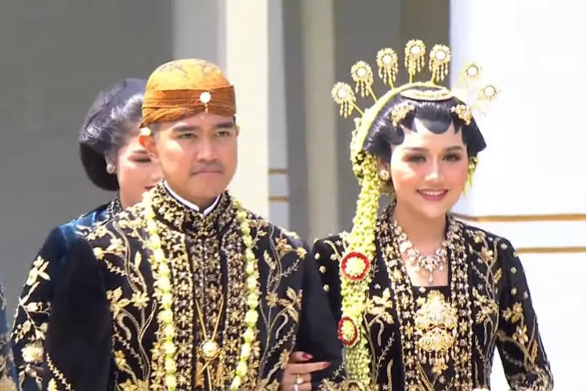 Gaya Kaesang Pangarep-Erina Gudono dalam Balutan Busana Solo Putri di Acara Tasyakuran