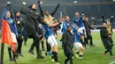 Pemain Atalanta merayakan kemenangan mereka atas Shakhtar Donetsk pada pertandingan Grup C Liga Champions di Kharkiv, Ukraina, Rabu (11/12/2019). Atalanta sukses mengukir sejarah untuk pertama kalinya mampu lolos ke babak 16 besar Liga Champions. (AP Photo/Efrem Lukatsky)