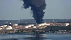 Kepulan asap hitam membumbung ke angkasa di kilang minyak milik perusahaan Amerika LyondellBasell yang terbakar di Etang de Berre, Marseille, Perancis, (14/7/2015). Tidak ada korban jiwa akibat kebakaran yang terjadi. (REUTERS/Philippe Laurenson)