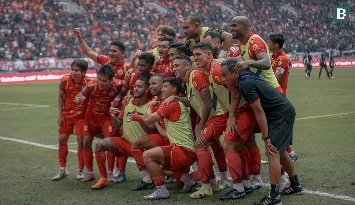 Para pemain Persija Jakarta merayakan gol kedua Gustavo Almeida pada laga pekan terakhir BRI Super League 2025/2026 pada Sabtu (23/5) sore WIB. (Bola.com/Abdul Aziz)