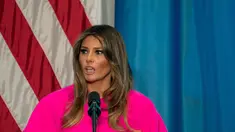 Ibu Negara AS, Melania Trump mencuri atensi ketika berpidato dalam acara PBB di New York, Rabu (20/9). Melania Trump memilih gaun pink neon rancangan Delpozo yang dirancang dengan bagian lengan bervolume. (AP Photo/Craig Ruttle)