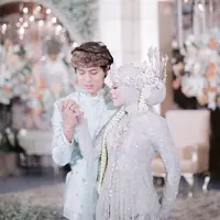Masih dengan kebaya adat Sunda dari desainer @renzilazuardi, Lesti mengenakan kebaya abu-abu berpayet dipenuhi bling-bling dengan bros dibagian depan. Dipadukan selendang organza warna mint. Kerudungnya pun dibuat serasi, semakin cantik dengan siger silver dan rangkaian melati.&nbsp;@renzilazuardi