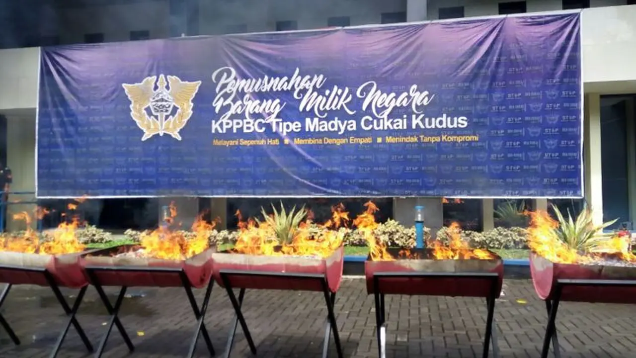 ‎Direktorat Jenderal Bea dan Cukai (DJBC) Kudus, Jawa Tengah memusnahkan jutaan batang rokok ilegal. (Fiki/Liputan6.com)