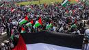 Bendera tersebut dikibarkan seiring dengan lantunan sholawat yang berkumandang melalui pengeras suara. (Liputan6.com/Angga Yuniar)