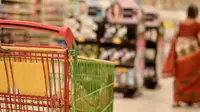 Ilustrasi seseorang sedang berbelanja FMCG di supermarket. (Foto: Shutterstock)